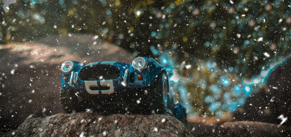雪に覆われた地面に青いBMW M3