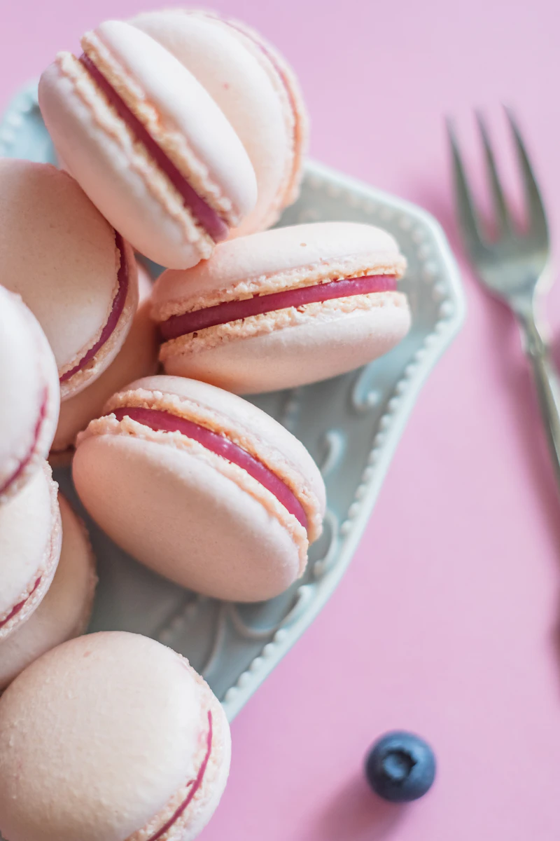 Macarons rose poudré garnis de ganache framboise