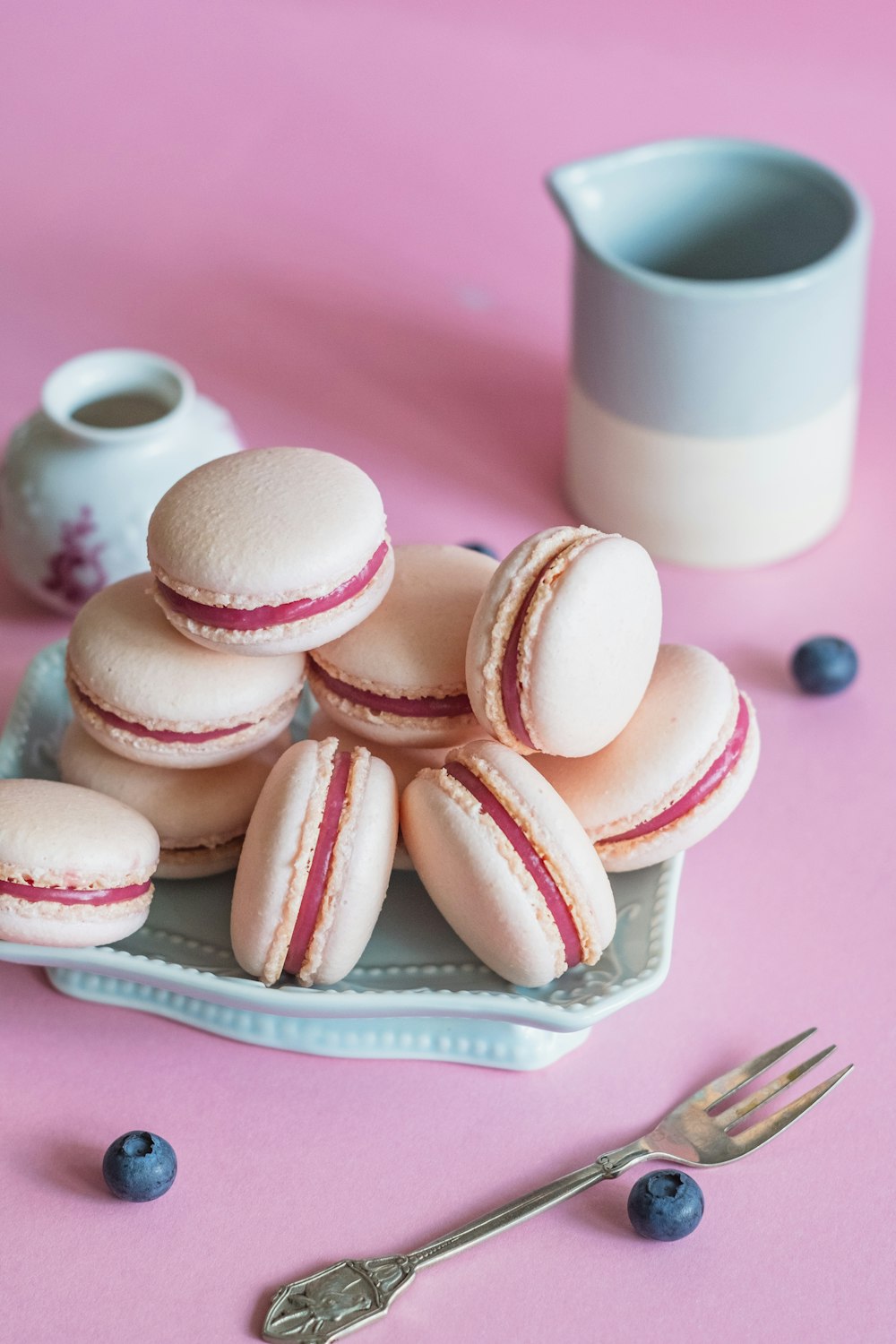 Cupcakes auf weißem Keramiktablett