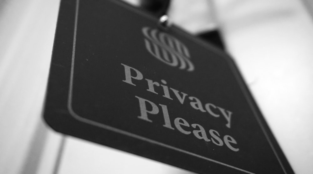 Ein Schwarz-Weiß-Foto eines Schildes mit der Aufschrift "Privatsphäre bitte"