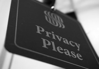 a black and white photo of a sign that says privacy please