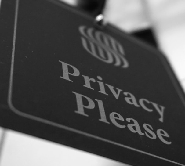 a black and white photo of a sign that says privacy please