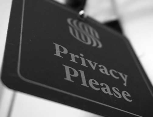 a black and white photo of a sign that says privacy please