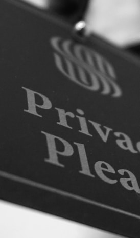 a black and white photo of a sign that says privacy please