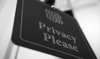 a black and white photo of a sign that says privacy please