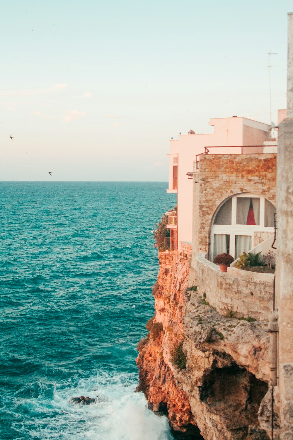 edificio in cemento marrone vicino allo specchio d'acqua durante il giorno