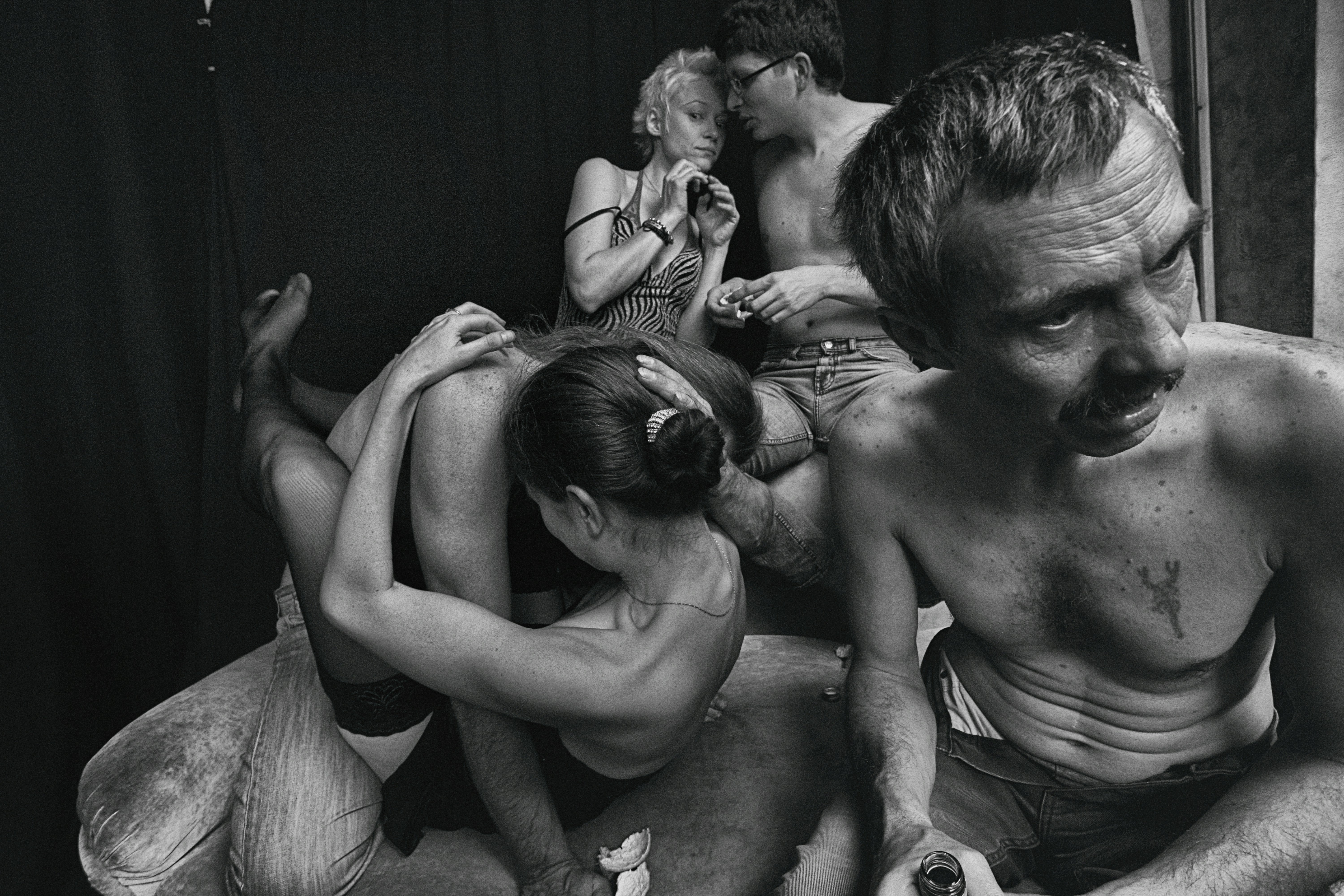 Photo en niveaux de gris d’un homme et d’une femme s’embrassant