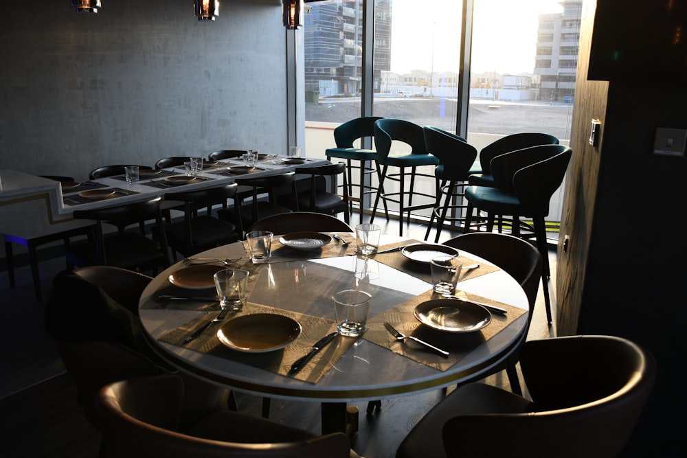 round white table with chairs