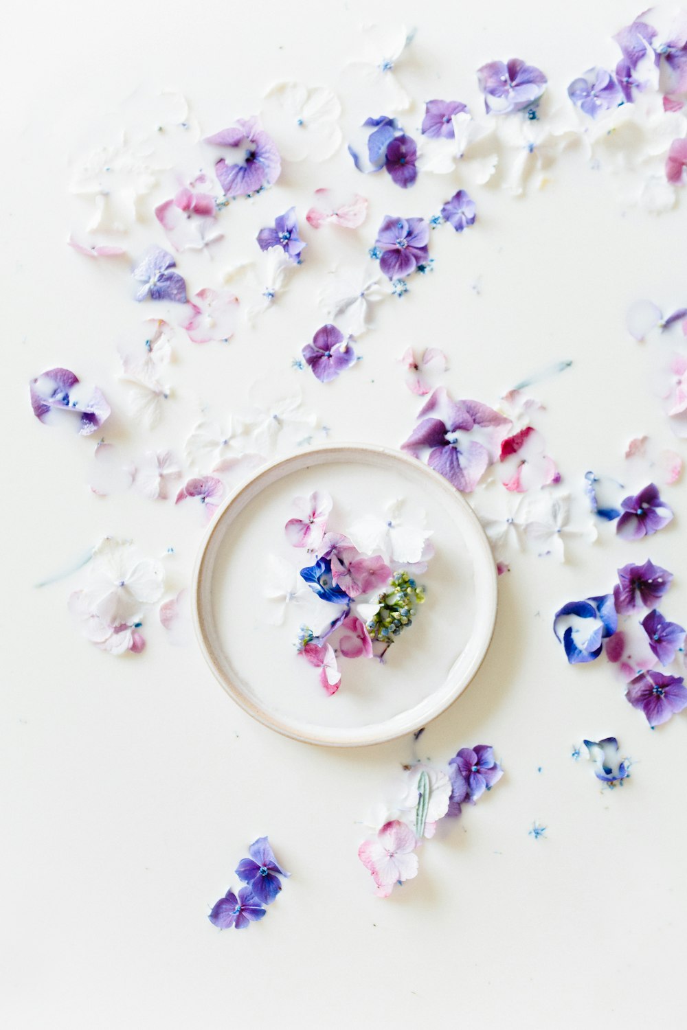 Assiette en céramique florale blanche et violette