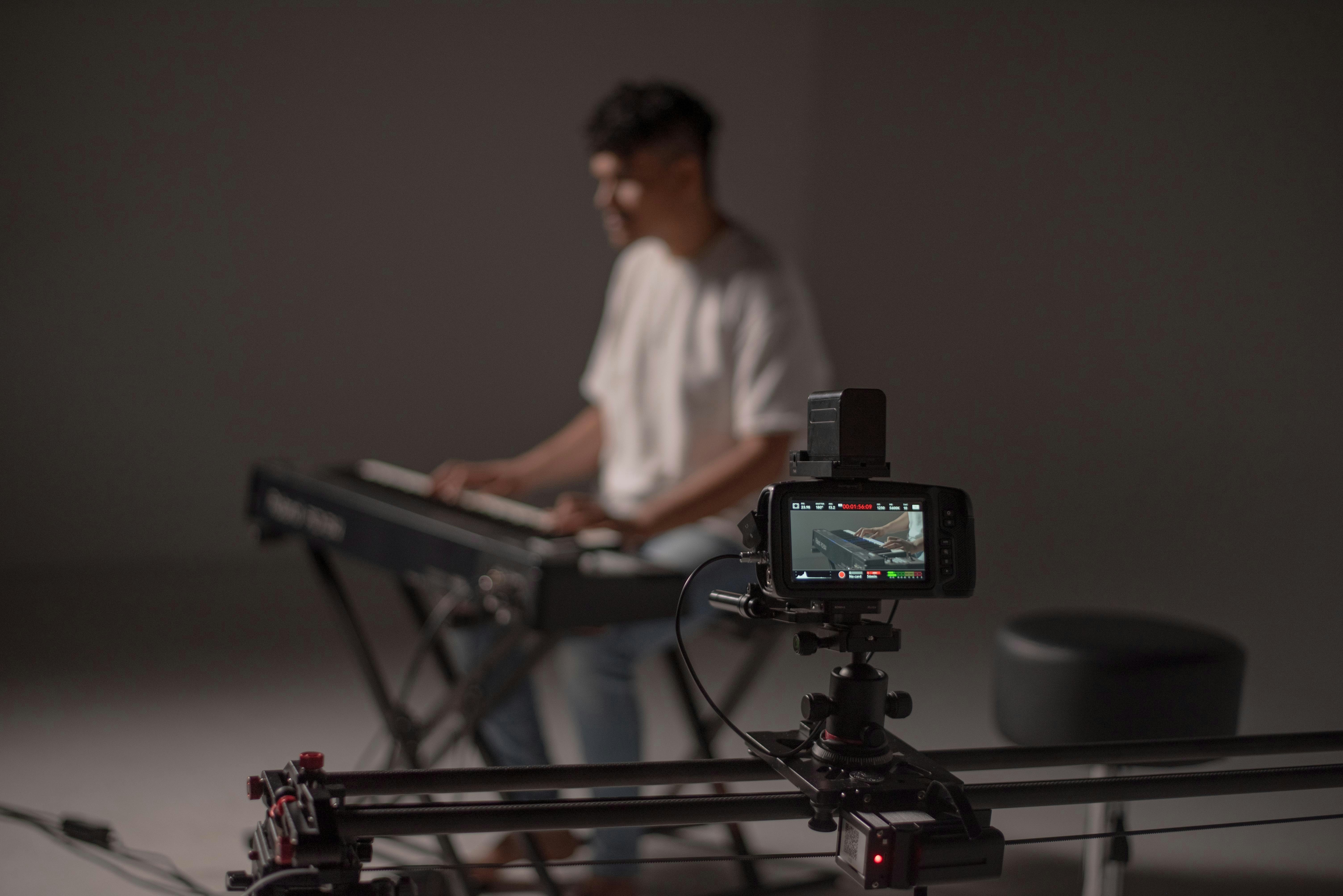 Mann im weißen Hemd sitzt neben Mann im weißen Hemd