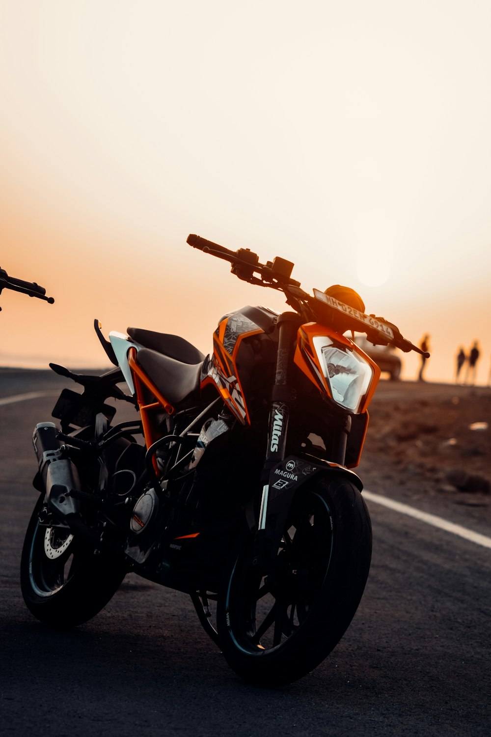 Schwarz-rotes Motorrad bei Sonnenuntergang unterwegs