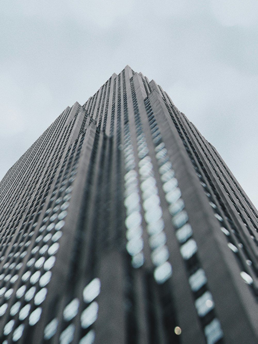 Fotografía de ángulo bajo de edificios de gran altura