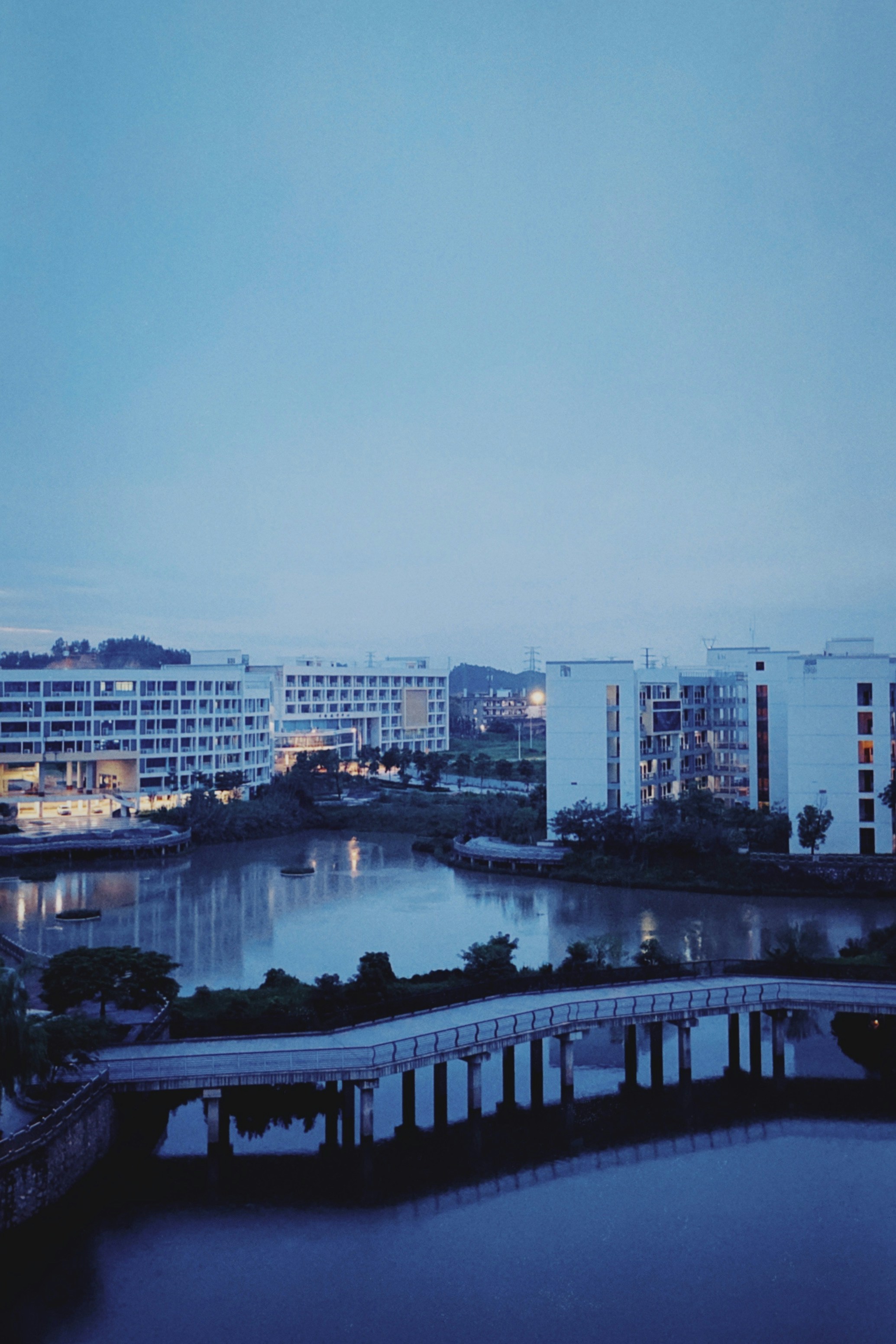 Barco blanco y azul en el agua cerca del puente durante el día