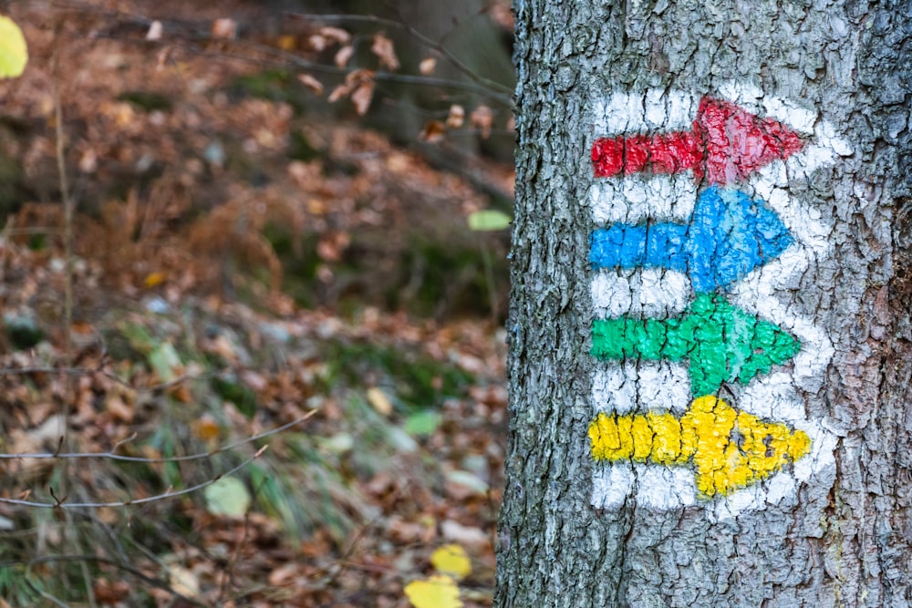 grauer und blauer Holzstamm