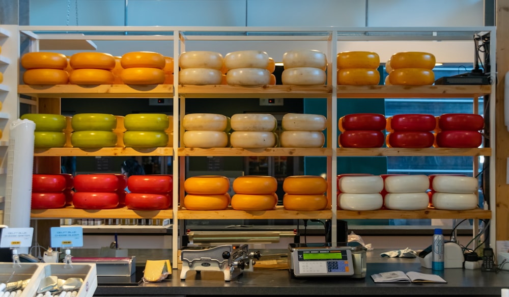 uma loja cheia de lotes de diferentes tipos de queijo