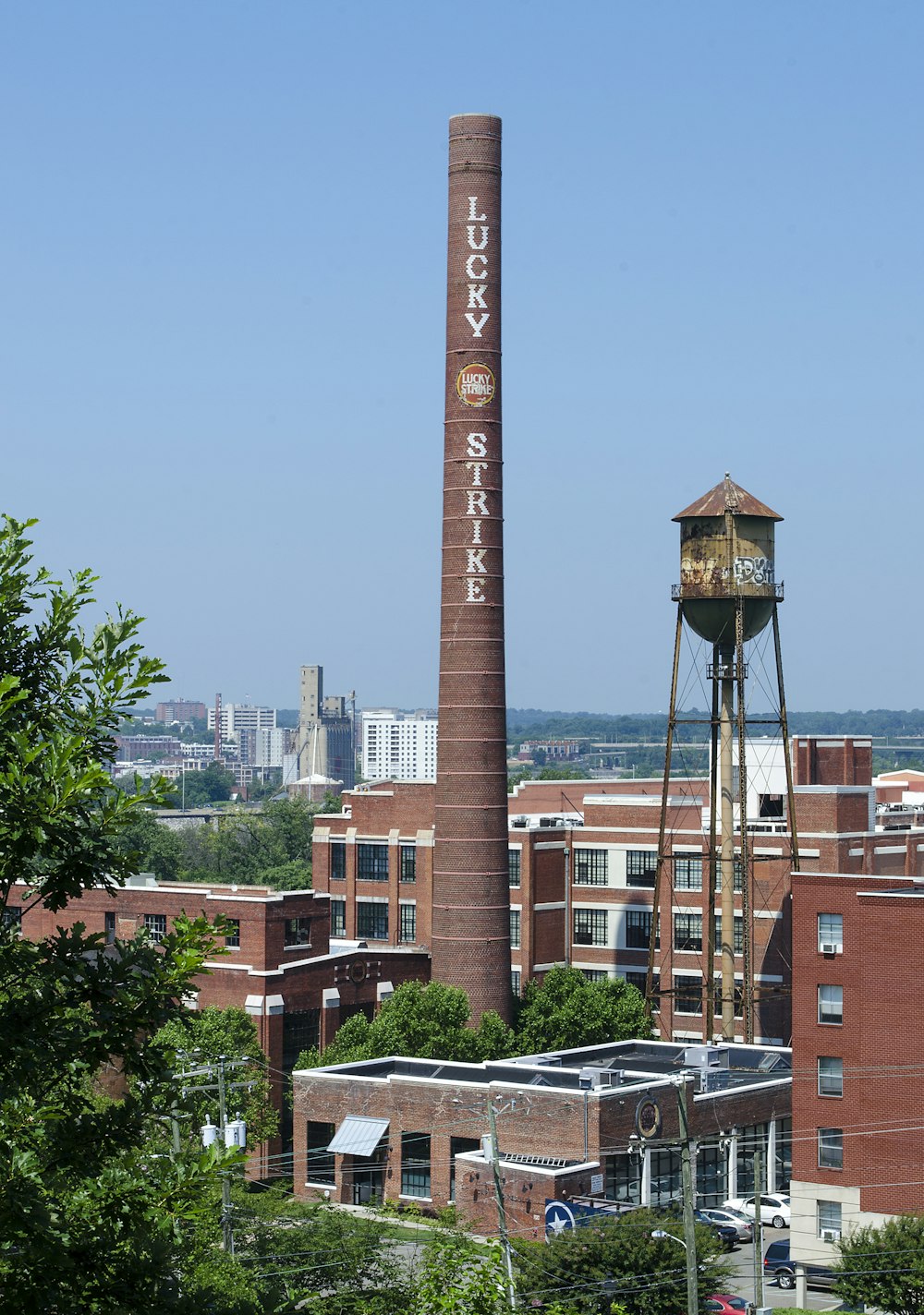 Torre de acero marrón y gris