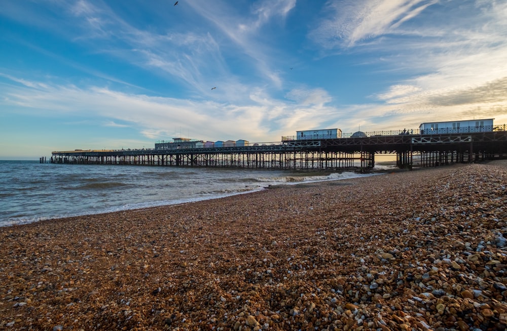 muelle de madera marrón en el mar bajo el cielo azul durante el día