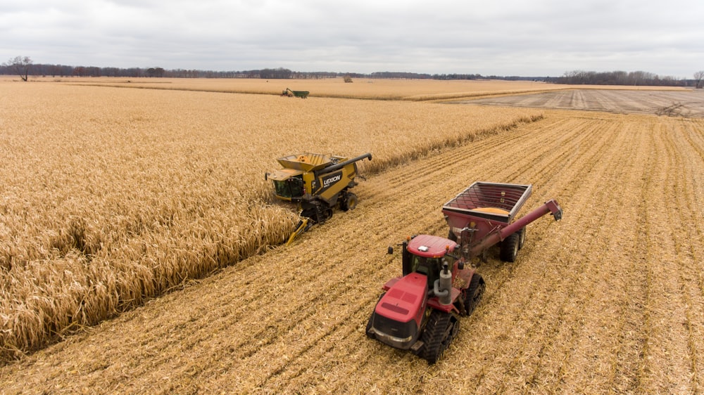 tracteur rouge et noir sur une friche brune pendant la journée