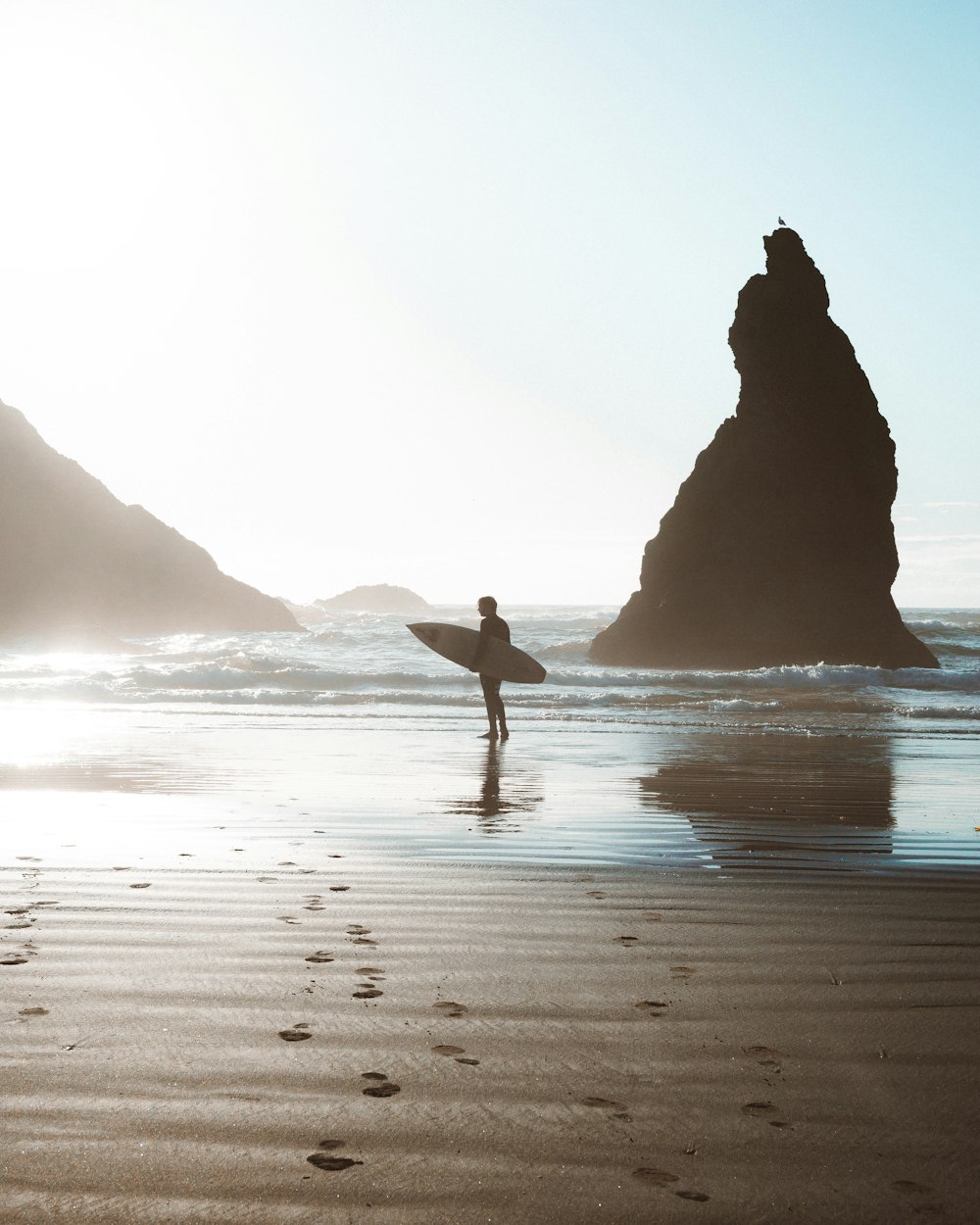 hombre de pie en la orilla de la playa durante el día
