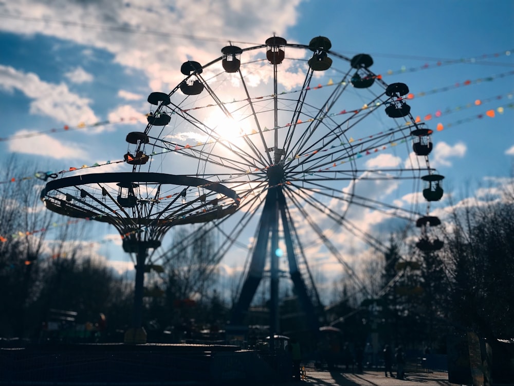 Weißes Riesenrad tagsüber