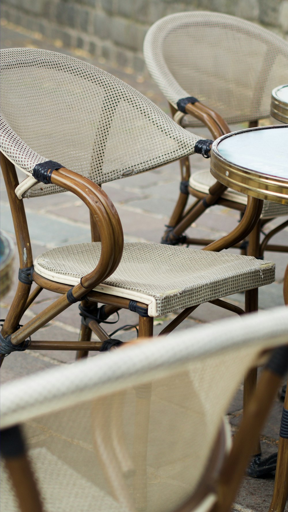 Fauteuil rembourré blanc avec cadre en bois marron