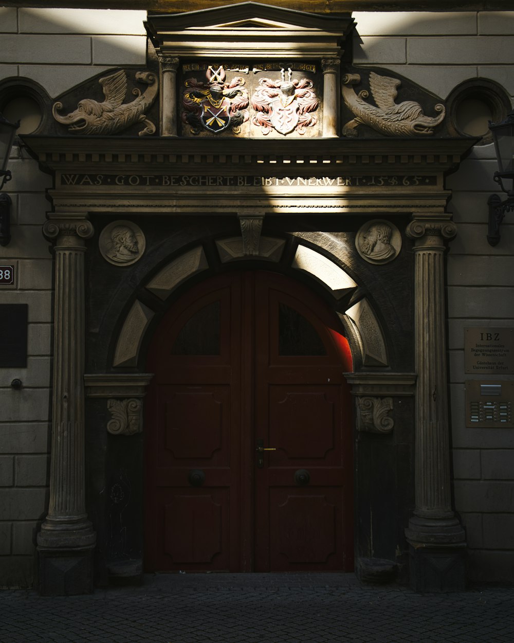 Porta in legno marrone con decorazione murale floreale oro