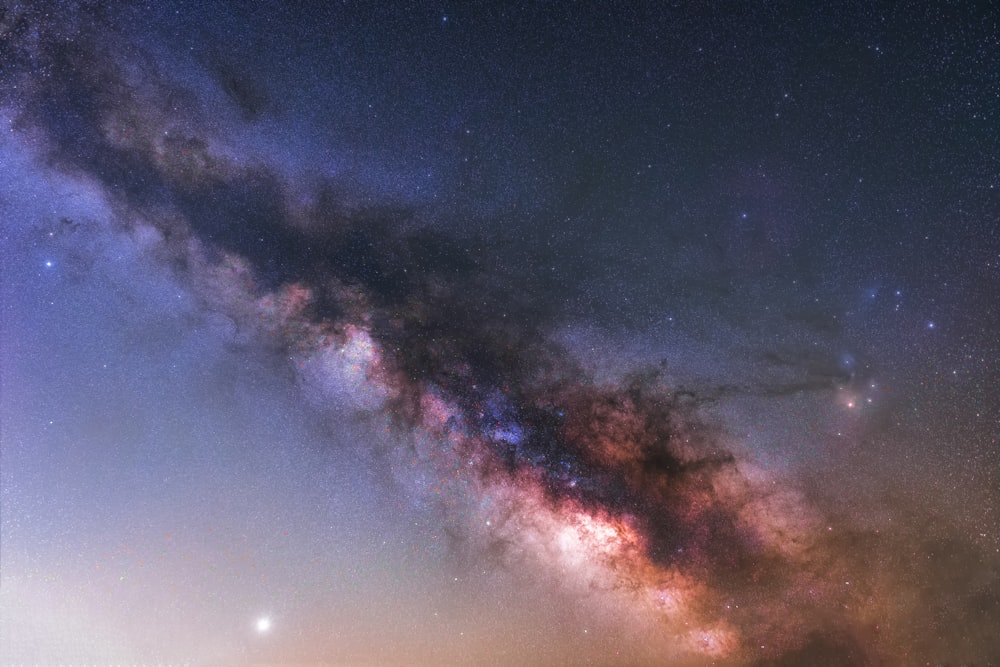 blauer und roter Himmel mit Sternen