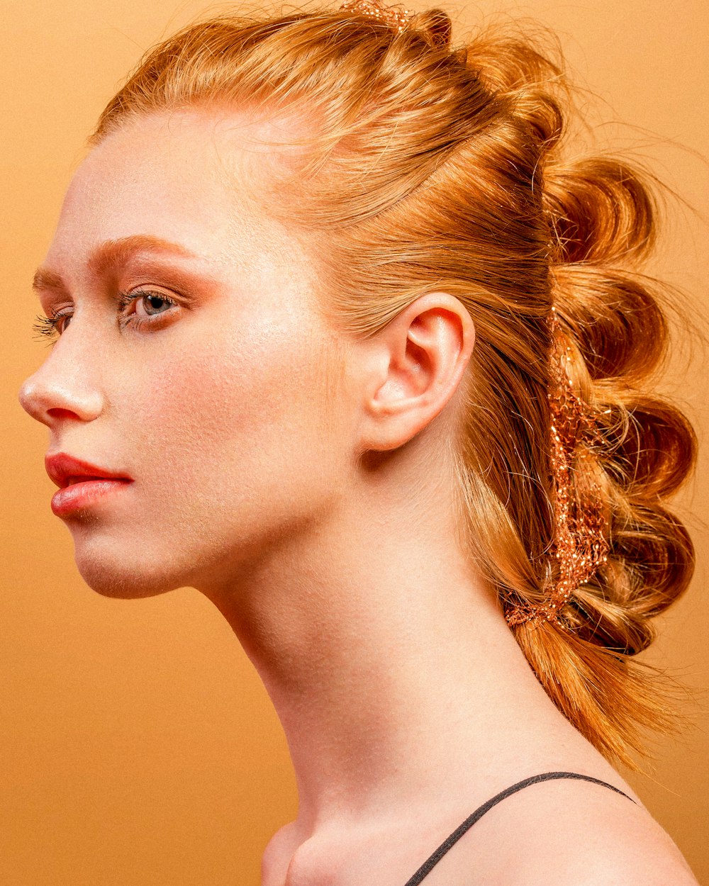 donna con i capelli castani che indossa la camicia bianca