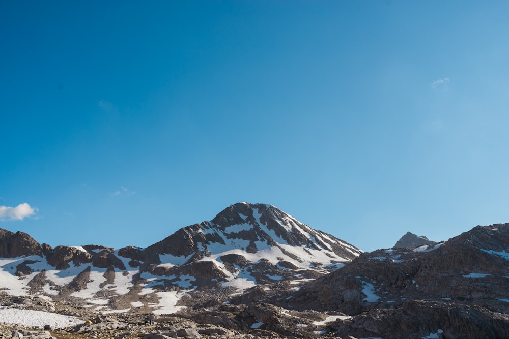 montanha coberta de neve sob o céu azul durante o dia