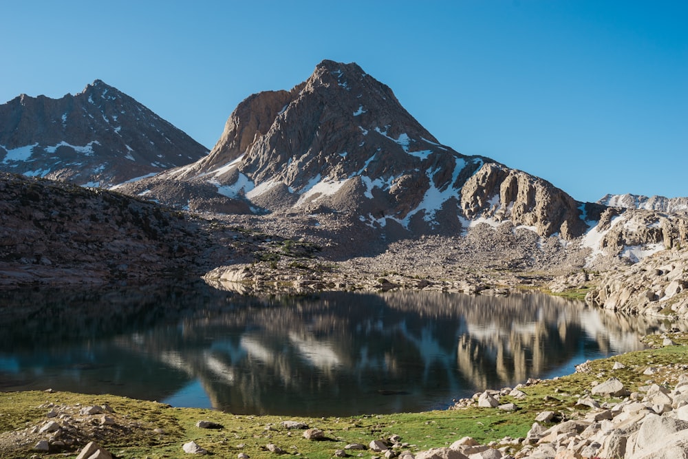 Lago vicino alla montagna innevata durante il giorno