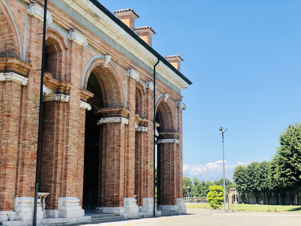 Edificio de hormigón marrón durante el día