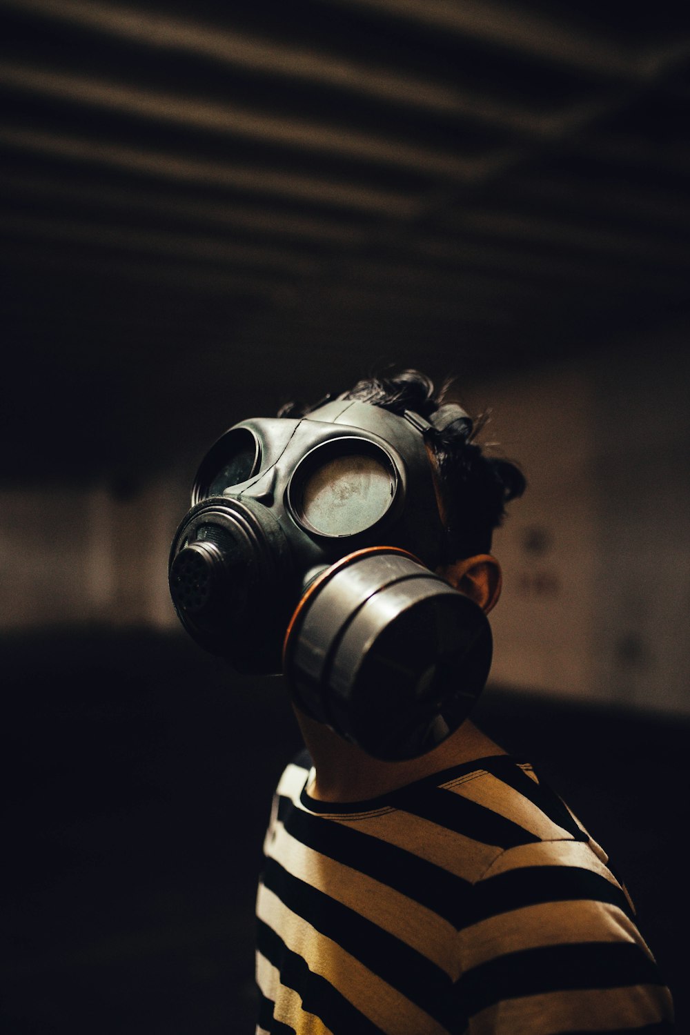 homem na máscara de gás na fotografia em tons de cinza