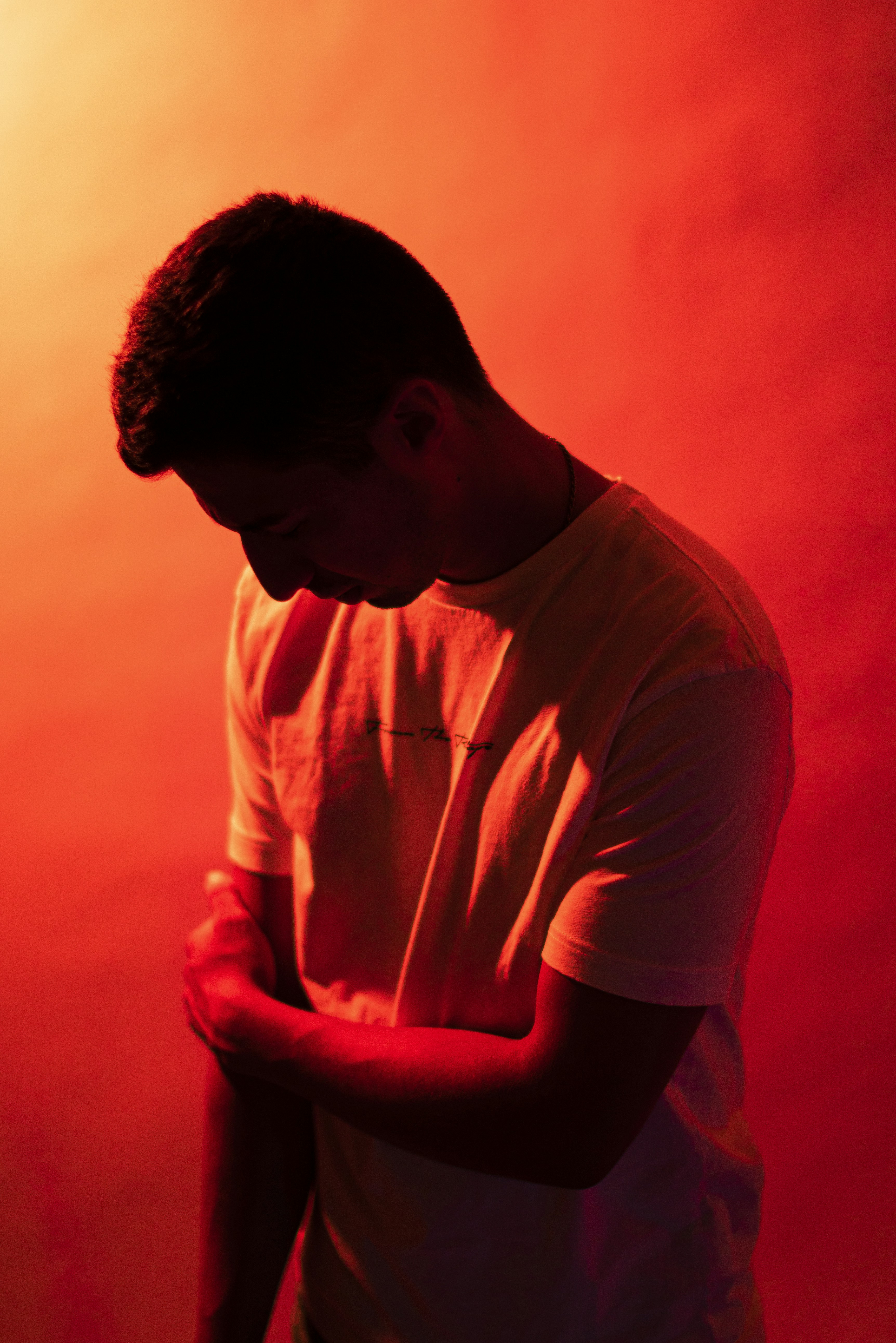 man in white crew neck t-shirt