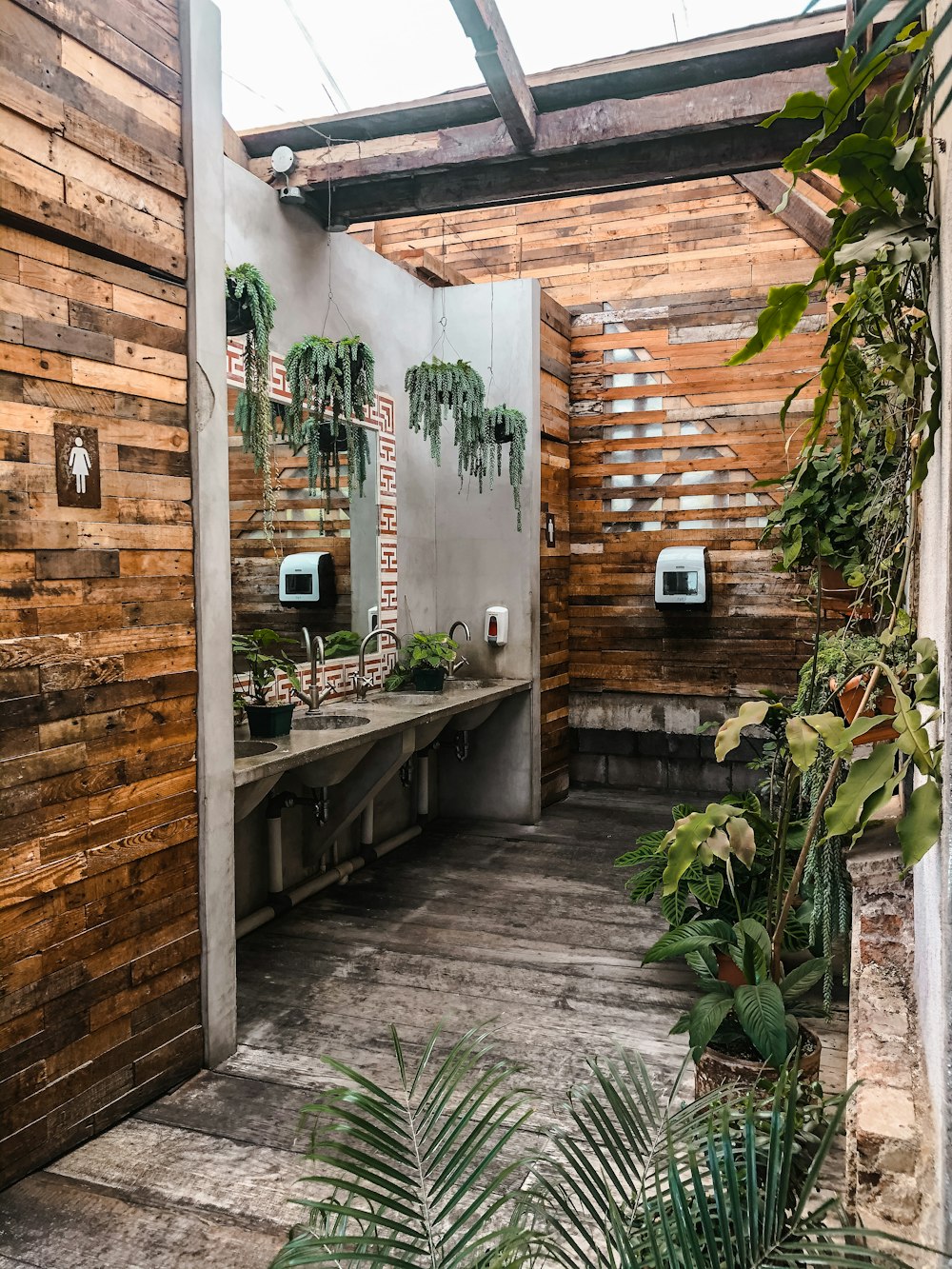 갈색 벽돌 벽에 녹색 식물
