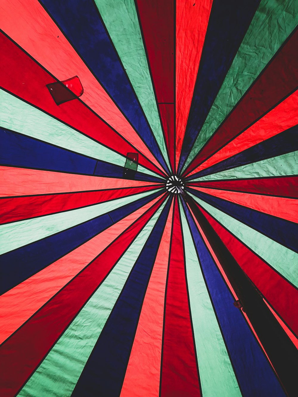 parapluie rayé rouge, blanc et bleu