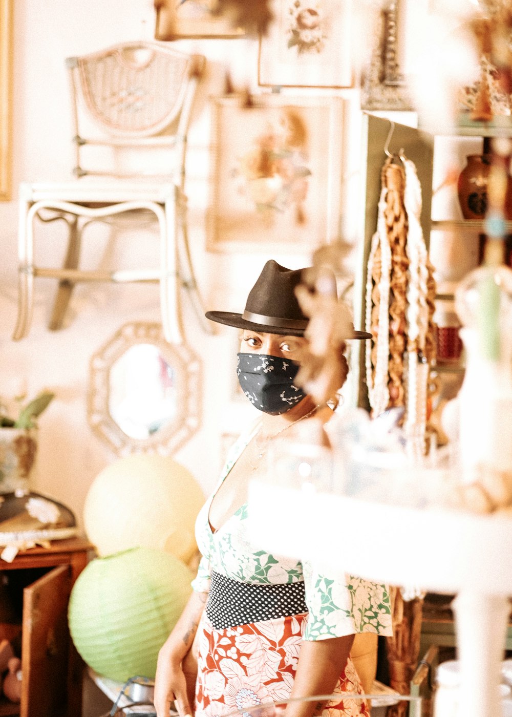 Femme au chapeau noir et lunettes de soleil noires