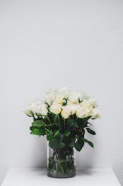 An elegant arrangement of infinity roses in a minimalist vase.