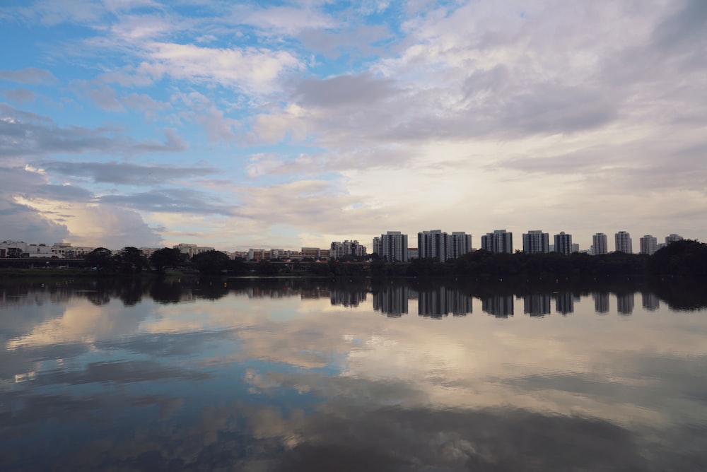 Cuerpo de agua cerca de los edificios de la ciudad bajo el cielo nublado durante el día