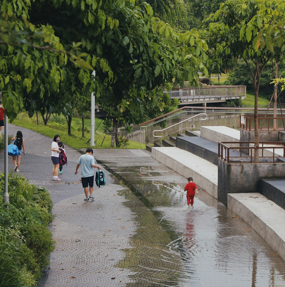 Personas caminando sobre un puente de concreto gris durante el día