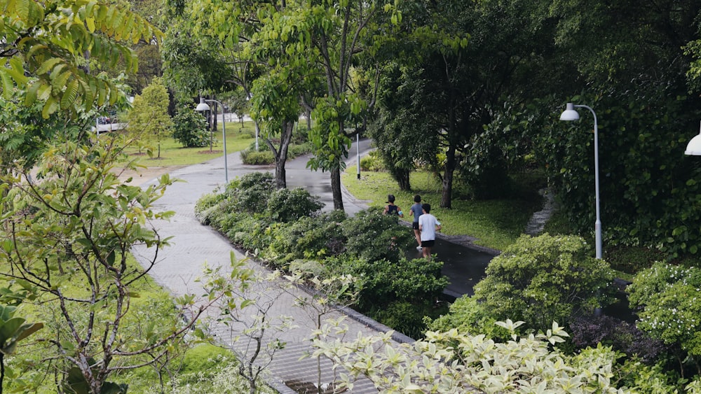 Homme en chemise blanche et pantalon noir assis sur un banc en béton gris pendant la journée