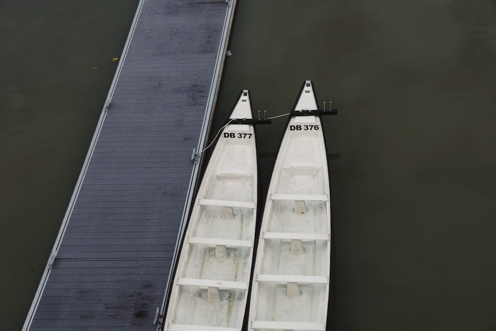 Bote blanco en el cuerpo de agua durante el día