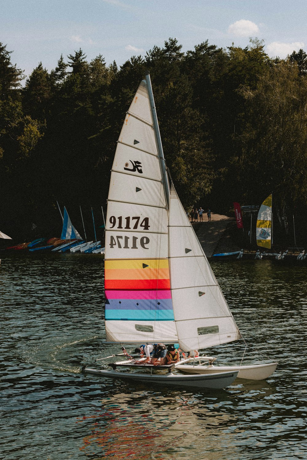 velero blanco y azul en el cuerpo de agua durante el día