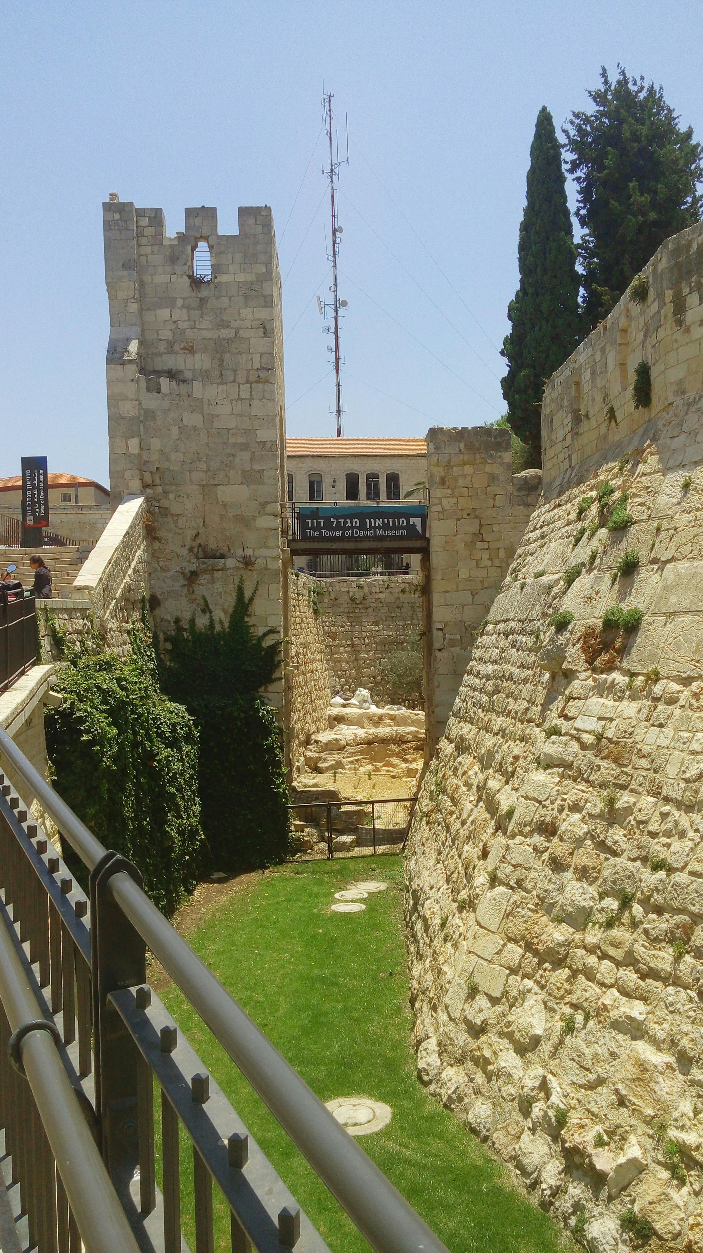 edifício de tijolo marrom perto do campo de grama verde durante o dia