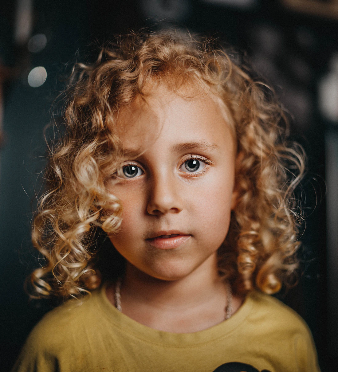 Portrait d’enfant aux cheveux bouclés — image d’illustration