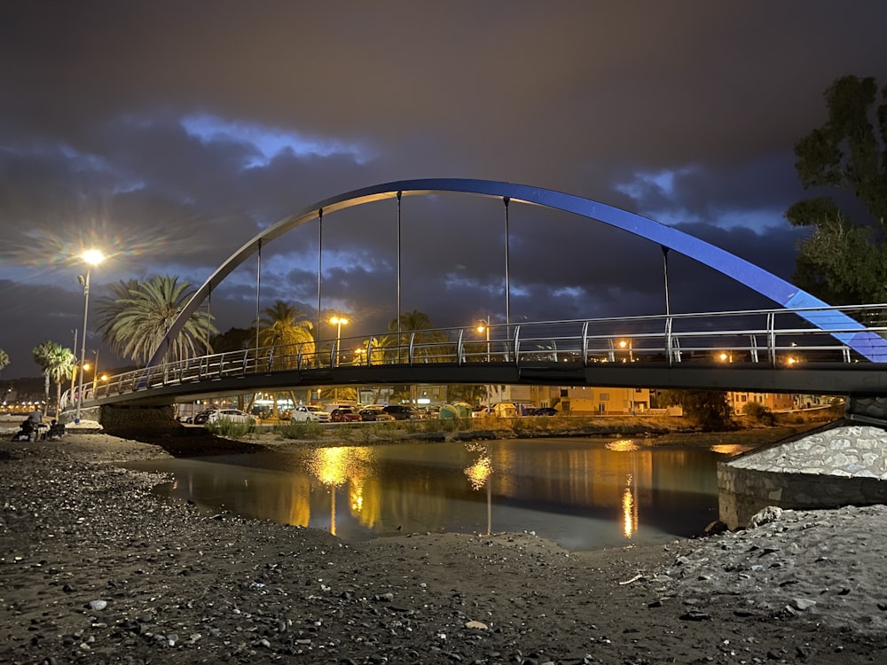 夜間の川に架かる橋