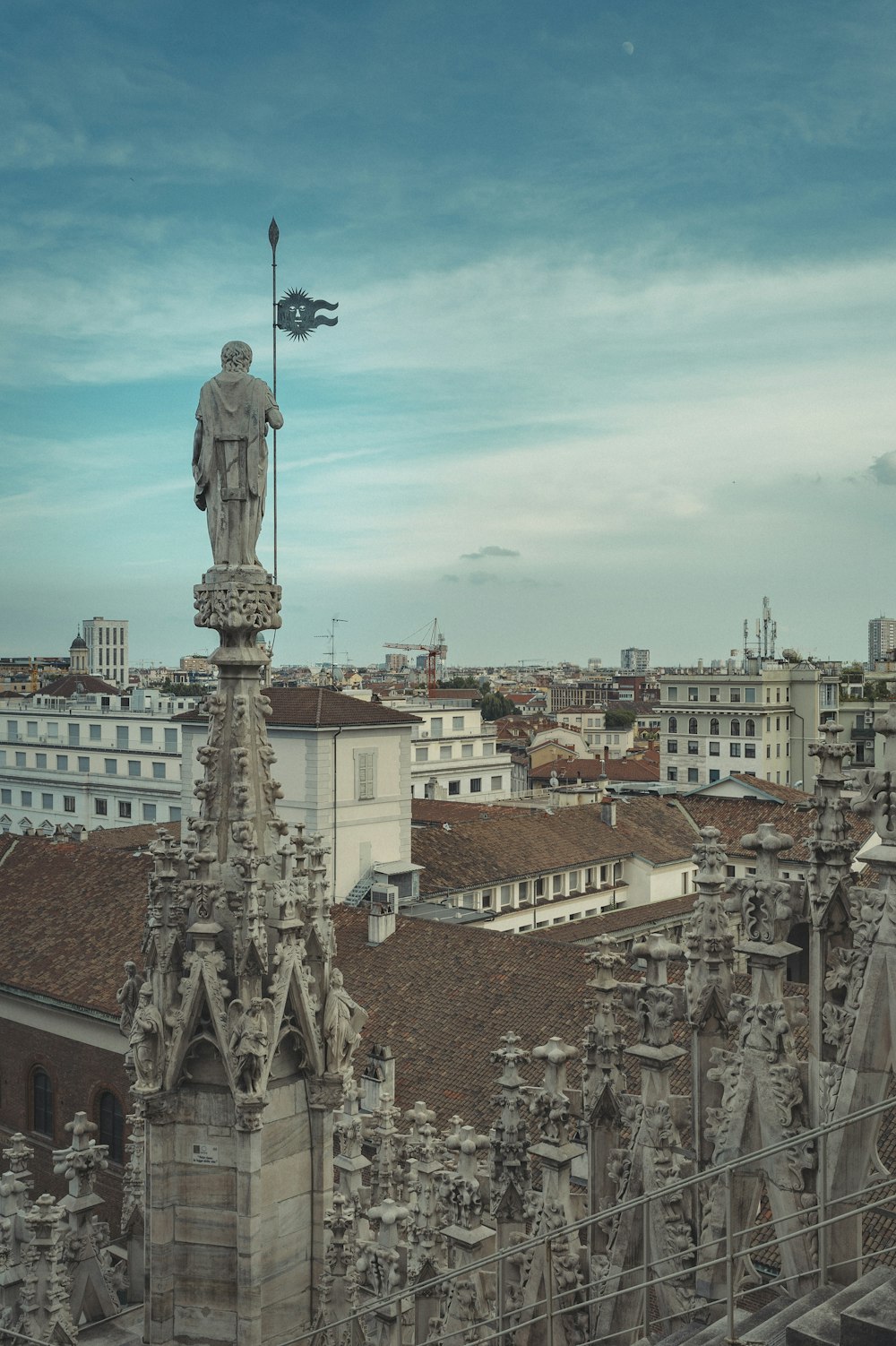 Edificio de hormigón marrón y blanco bajo el cielo azul durante el día