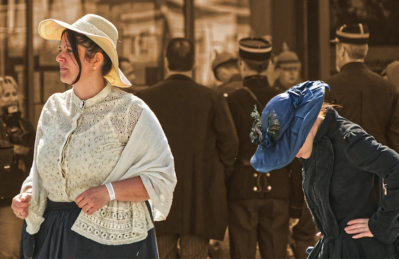 femme senior en dentelle blanche et chapeau
