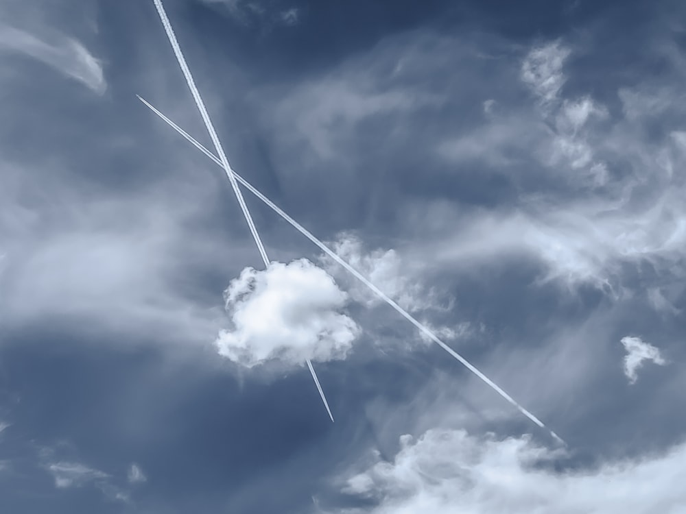 昼間の白い雲と青い空