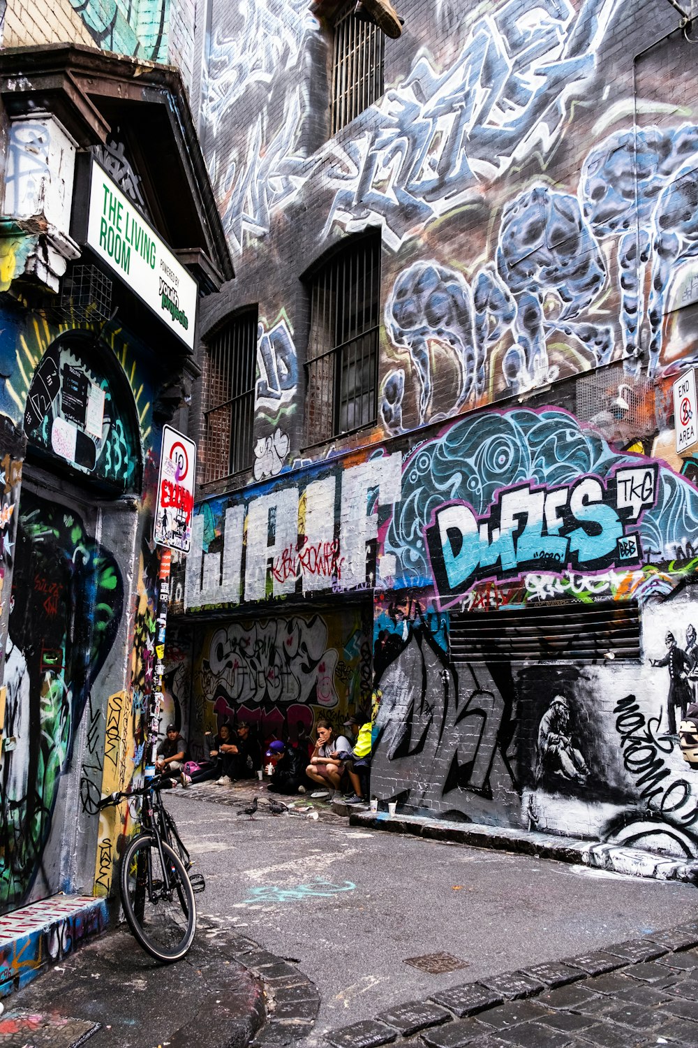 graffiti sul muro durante il giorno