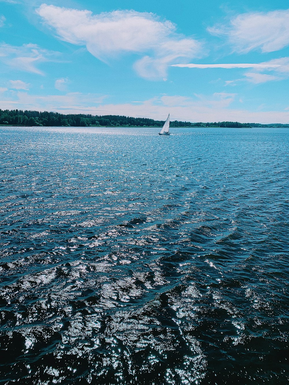 veleiro branco no mar sob o céu azul durante o dia